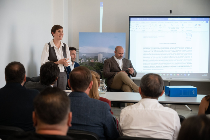 Jimena Latorre encabeza la apertura de sobres para la licitación de 17 áreas petroleras en Mendoza. Foto: prensa de gobierno de Mendoza Jimena Latorre encabeza la apertura de sobres para la licitación de 17 áreas petroleras en Mendoza. Foto: prensa de gobierno de Mendoza