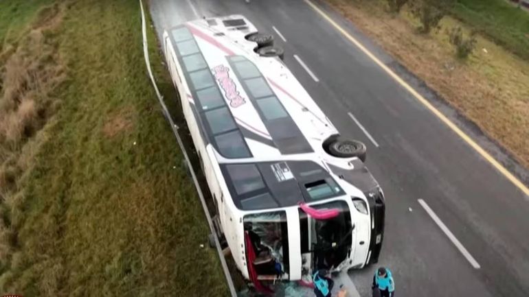 En el micro que volcó en la Ruta 2 viajaban 49 pasajeros y dos choferes