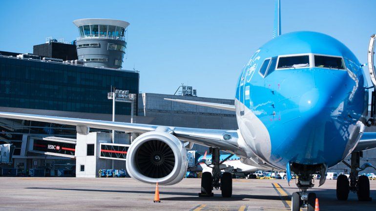 Interfirió y le dio orden de despegue a un avión