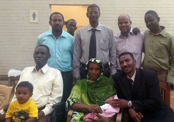 La sudanesa se iba a EE.UU., pero fue detenida otra vez