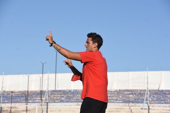 Un DT activo que brinda indicaciones cuando es necesario (foto Claudio Espinoza)