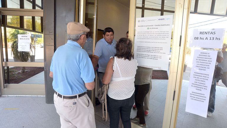 Trabajadores de limpieza tercerizados hicieron un reclamo en Rentas