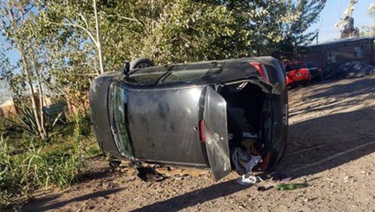 Policía borracho volcó en Colonia Nueva Esperanza: tenía marihuana