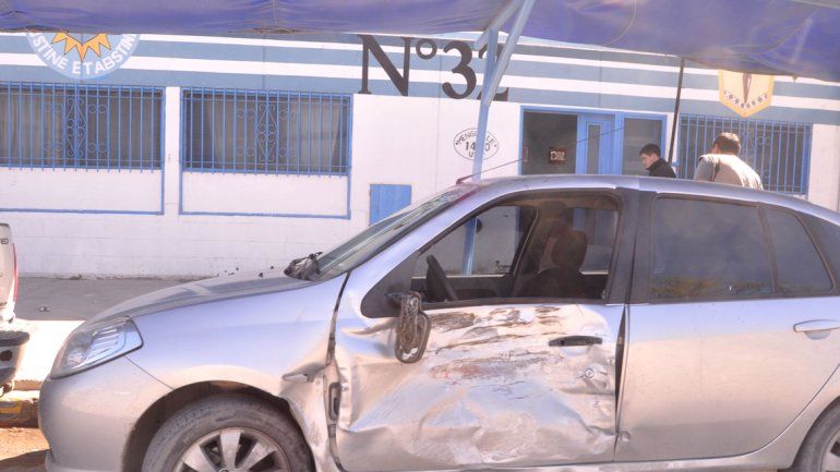 La moto golpeó contra el lateral del Renault Symbol