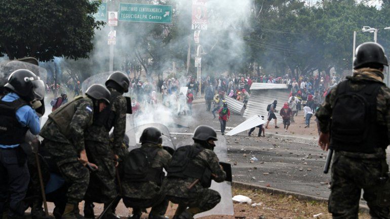 Más de 300 personas fueron detenidas por los saqueos y otras 100 por violar el toque de queda de 18 a 6.