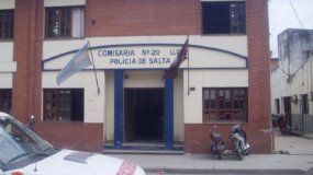 La desvistieron los compañeros en el baño 