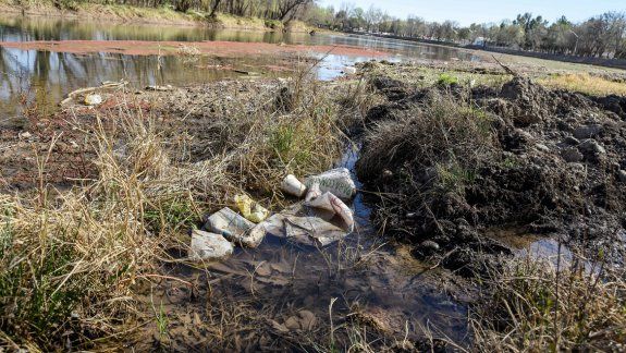 Tres muestras de la alarmante situación de las costas del Limay en el balneario Albino Cotro, en el puente de la Isla 132 y en el brazo que cruza por los clubes ubicados en calle Río Negro.