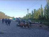 Personal municipal procedió junto a policías a desmantelar el puesto gastronómico. Utilizaron máquinas para retirar la estructura. 