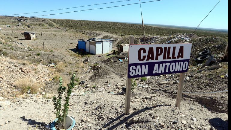 La capilla San Antonio. Los paraguayos festejan el 13 de junio una fiesta como en su país de origen. Salvo que en la meseta de Neuquén es árida y nada se compara con colorido festejo en el río homónimo. Foto: Claudio Espinoza La capilla San Antonio. Los paraguayos festejan el 13 de junio una fiesta como en su país de origen. Salvo que en la meseta de Neuquén es árida y nada se compara con colorido festejo en el río homónimo. Foto: Claudio Espinoza