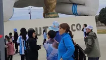 Chicos de Mariano Moreno yLos Hornos en el monumento a Messi de Cutral Co.