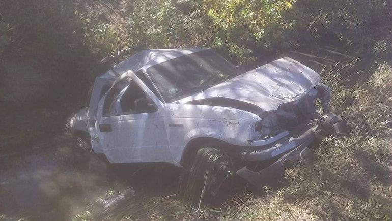 Dramático accidente: perdió el control de la camioneta y cayó al canal