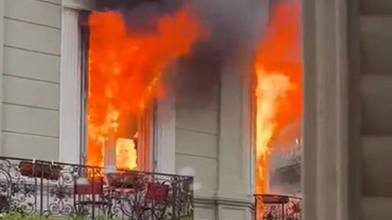 El incendio se inició tras una explosión en el segundo piso de un viejo edificio de Monserrat. El incendio se inició tras una explosión en el segundo piso de un viejo edificio de Monserrat.