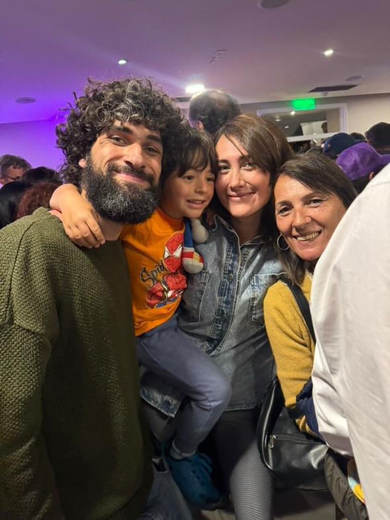 Gabriela Muñoz junto a su hijo, pareja y madre. Gabriela Muñoz junto a su hijo, pareja y madre.