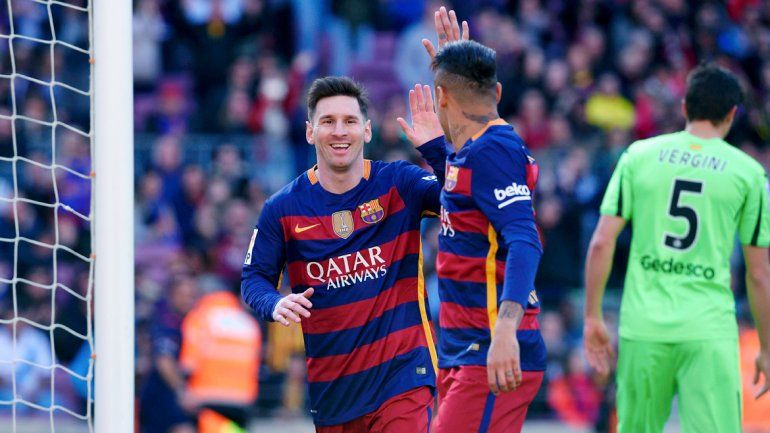 Messi y Neymar celebran uno de los seis tantos del Blaugrana.