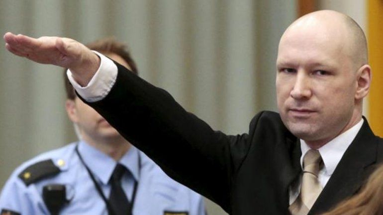 El noruego que asesinó a 77 personas se presentó ante un tribunal haciendo el saludo nazi