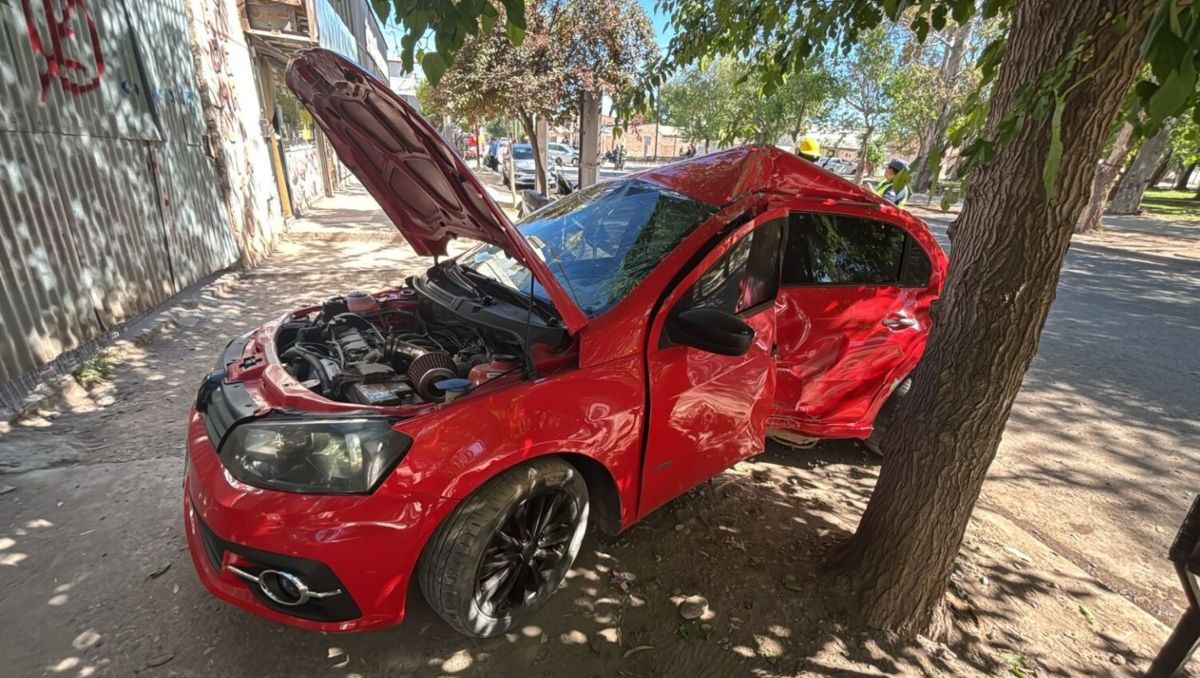 Centenario: hizo un giro en U y ocasionó un fuerte choque: dos autos destrozados