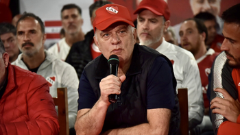 El intendente de Lanús pidió licencia en el cargo público que tiene y estará un mes con total disponibilidad para Independiente. El intendente de Lanús pidió licencia en el cargo público que tiene y estará un mes con total disponibilidad para Independiente.