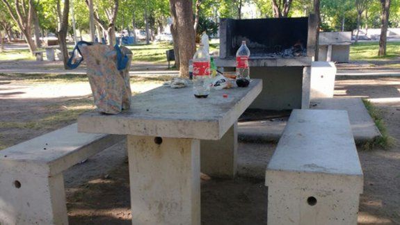 Algunas botellas quedaron como testigo de la pelea en el balneario.