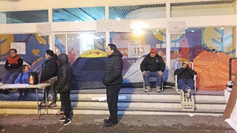 Sitramune acampó toda la noche en el Municipio