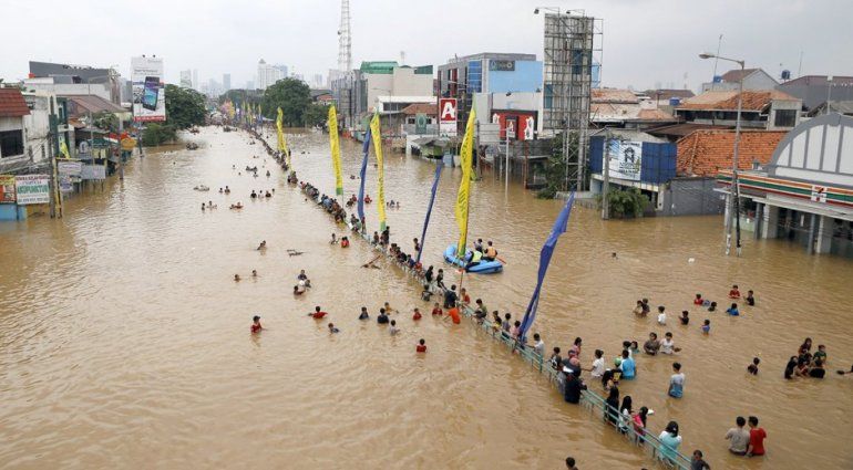Al menos 43 muertos por inundaciones en Indonesia