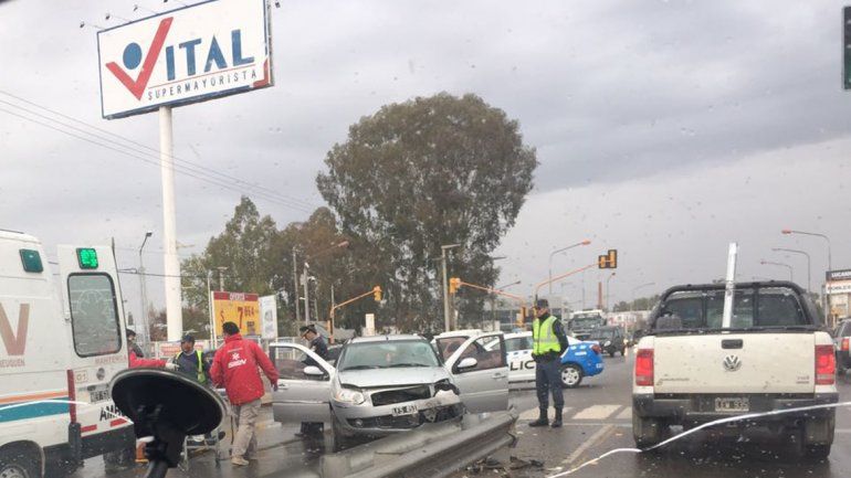 Realizó una mala maniobra, chocó contra el guardrail y terminó internado