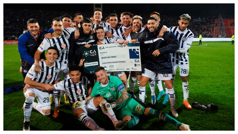 Los jugadores de Talleres festejan enloquecidos por el triunfo ante River. Fue una revancha.