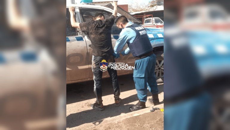 Robó un celular a punta de pistola e intentó refugiarse en la casa de un vecino