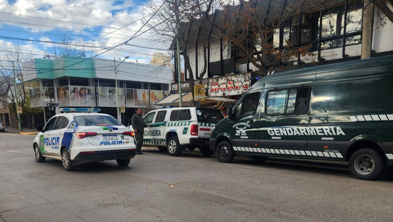 En Cipolletti se allanaron domicilios sobre la calle Miguel Muñoz. Los operativos los ejecutó Gendarmería Nacional.