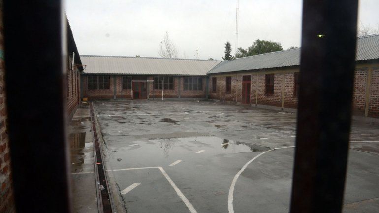 Las constantes lluvias obligaron a suspender las clases en algunas escuelas donde las filtraciones se apoderaron de aulas y pasillos. Las calles presentaban dificultades para transitar. 
