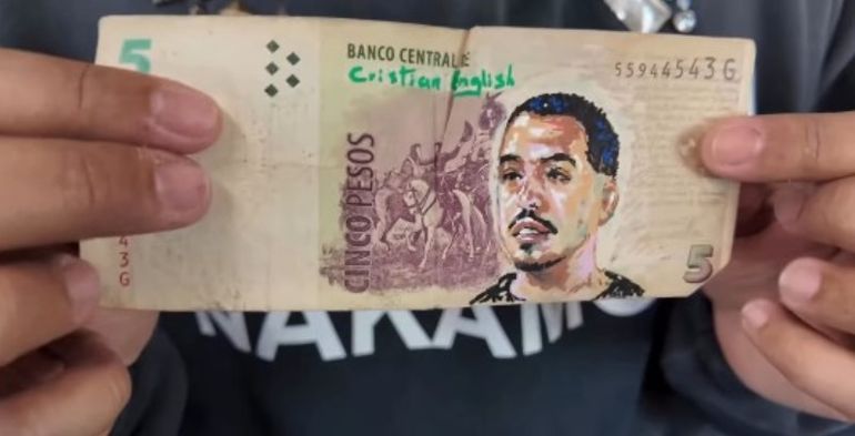 El billete de Nacho Elizalde intervenido por Cristian English que llegó al Tiny Desk. El billete de Nacho Elizalde intervenido por Cristian English que llegó al Tiny Desk.