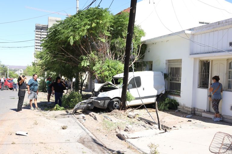 La camioneta Berlingo quedó destrozada por el paso del camión sin frenos en calle Salta