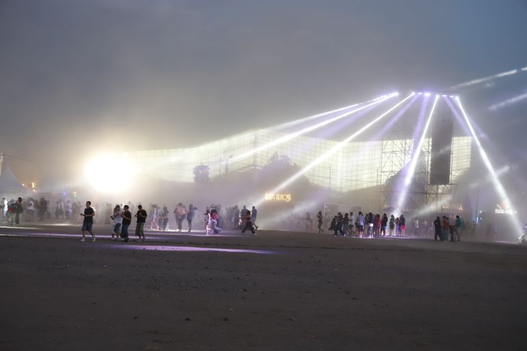 Fiesta de la Confluencia: en fotos, el viento obligó a suspender la última noche