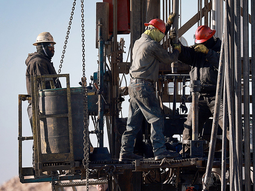 Trabajadores petroleros en Vaca Muerta realizando extracción en boca de pozo, destacando las condiciones insalubres del régimen especial. Trabajadores petroleros en Vaca Muerta realizando extracción en boca de pozo, destacando las condiciones insalubres del régimen especial.