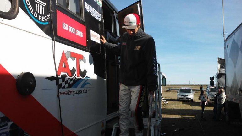 Camilo abandonó en la octava vuelta de la carrera final en Santa Rosa.