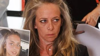 Pido al mundo que me traigan de vuelta a mi nena. Solo se fue a una fiesta, dijo la mamá de la joven secuestrada durante el ataque de Hamas a Israel. Pido al mundo que me traigan de vuelta a mi nena. Solo se fue a una fiesta, dijo la mamá de la joven secuestrada durante el ataque de Hamas a Israel.