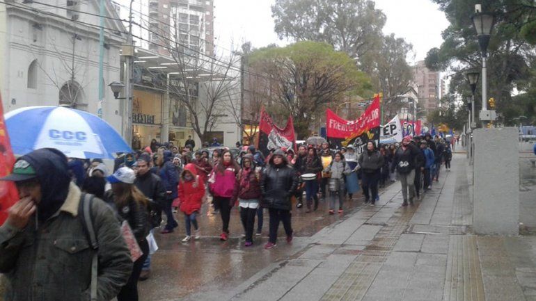 Organizaciones marchan por el centro en reclamo por trabajo