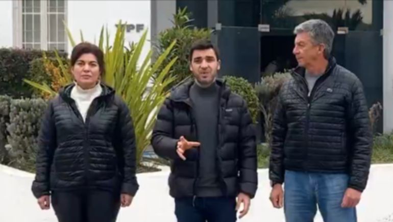 De iquierda a derecha, la diputada nacional Ana Clara Romero, el gobernador Ignacio Torres y su vice, Gustavo Menna, durante el el anuncio en Chubut.