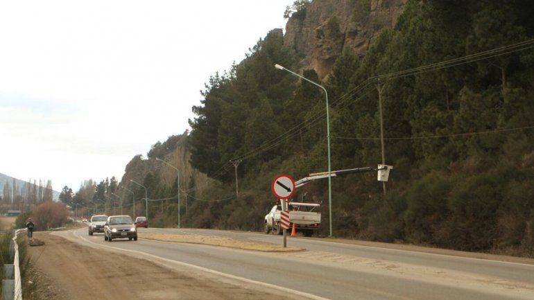 Una enorme roca cayó sobre la Ruta 40 y dejó sin luz a San Martín de los Andes