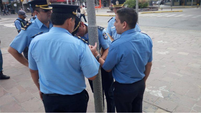 Un efectivo se encadenó en el Monumento porque quedó cesante
