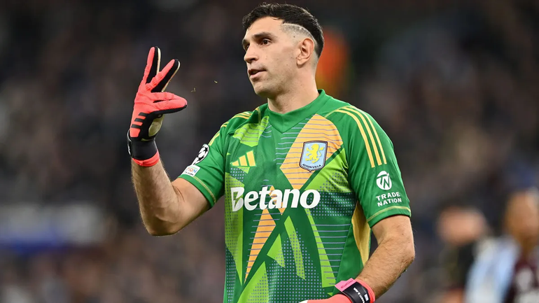 El DT del Aston Villa puso en duda la presencia del Dibu Martínez en la Selección