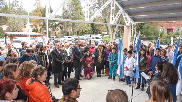 Figueroa junto al intendente Caruso y la diputada Sapag en la Escuela 18.