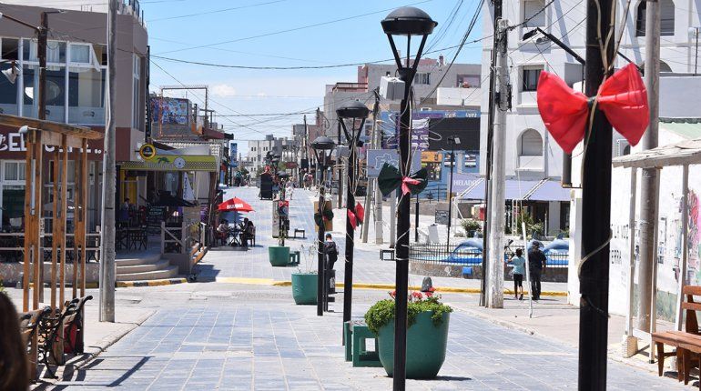 Las Grutas luce atavíos navideños en la peatonal. Poco movimiento se observó hoy.&nbsp; 