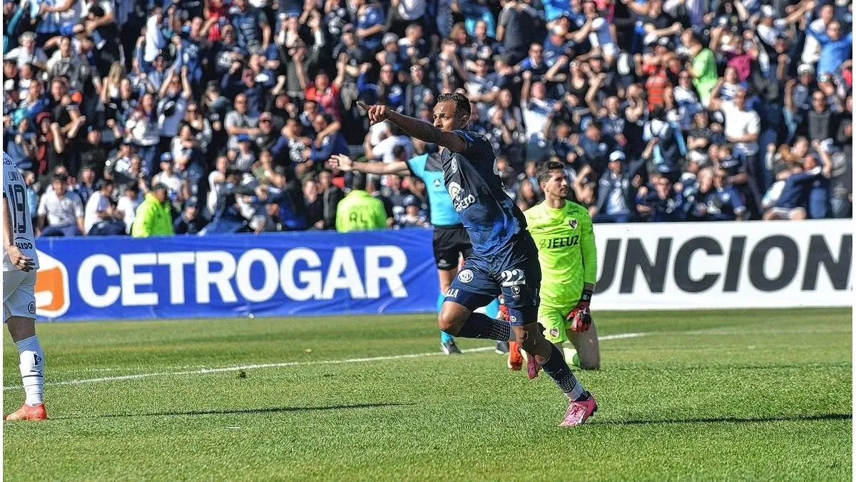 Villa convirtió el gol de la victoria ante Independiente.