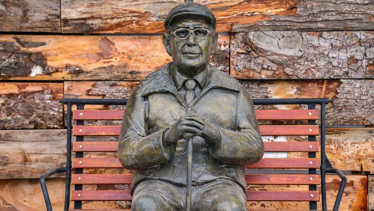 Chapelco homenajeó a sus pioneros con una escultura de Astete