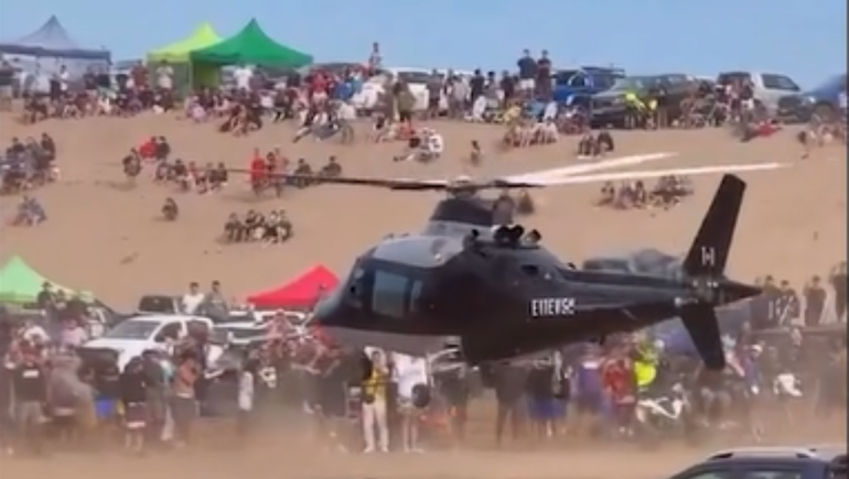 El cantante Perroprimo aterrizó un helicoptero en una playa de Pinamar.