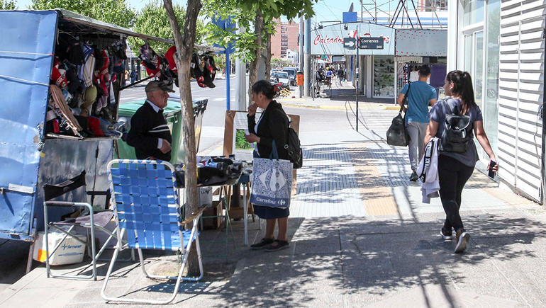La mitad de los vendedores callejeros están en calles Sarmiento y Mitre