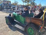 Es tuya, Juan. El vecino que saca a pasear a la gente en su reliquia.