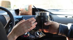 La costrumbre de tomar mate mientras se viaje es considerada peligrosa y su acción será penada por elevadas multas. | LM Neuquen La costrumbre de tomar mate mientras se viaje es considerada peligrosa y su acción será penada por elevadas multas.