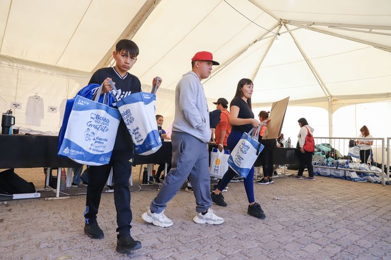 Terminó la entrega: 38 mil estudiantes recibieron sus kits escolares