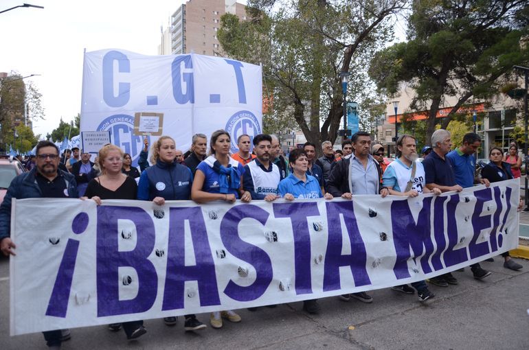 Una de las movilizaciones de la CGT en Neuquén en contra del gobierno de Javier Milei. Una de las movilizaciones de la CGT en Neuquén en contra del gobierno de Javier Milei.
